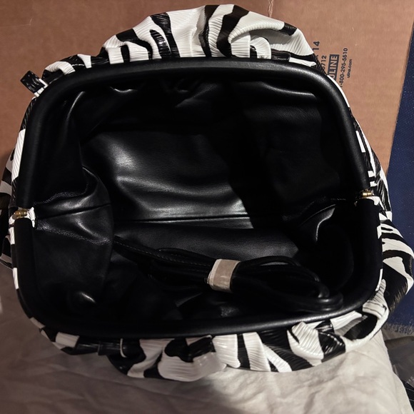 Zebra Dumpling clutch with shoulder strap animal print New in package - Picture 2 of 4